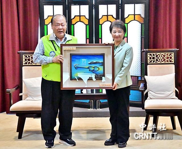 卢秀燕称赞民进党籍县长是政坛前辈民进党籍澎湖县长陈光复今天率队拜会台中市政府，