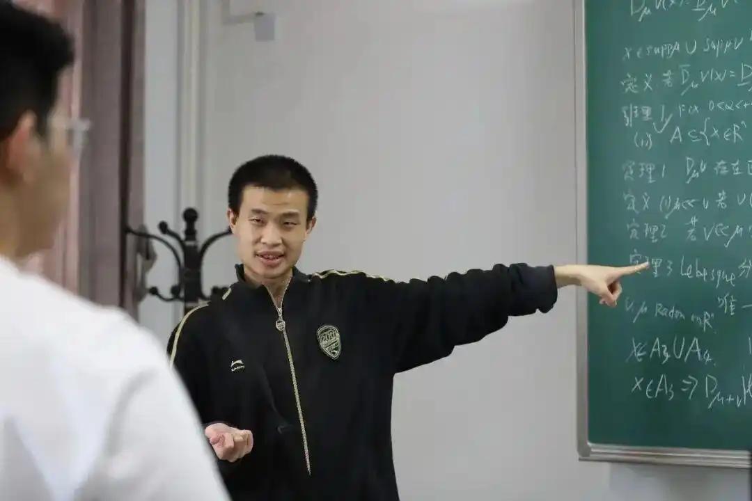 恭喜韦东奕获得北大长聘，可以安心研究数学了！今天，北京大学数学学院发布消息，