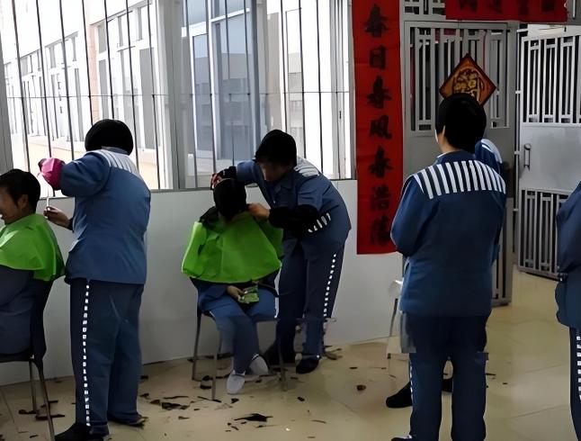 监狱里罪犯为什么要剃光头，原因有三个！之前路过小区门口的理发店，看见师傅给客