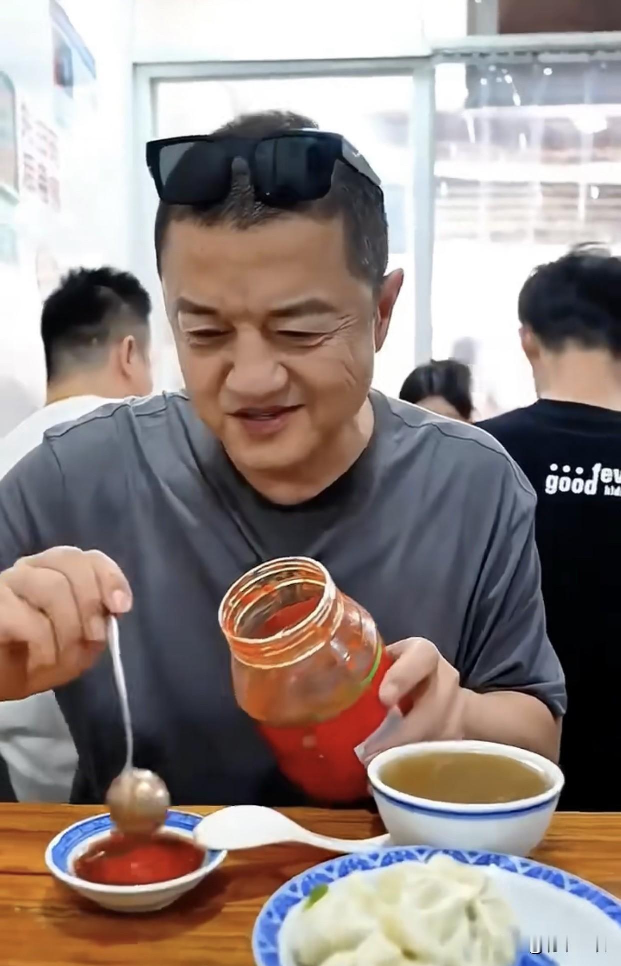 李亚鹏，2026年感动中国，获奖词：他曾是荧幕上的侠客，转身做了人间的行者。二