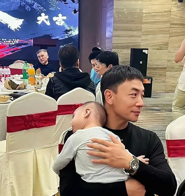 电视上看着一般般，真人巨帅。[大笑][大笑][大笑]