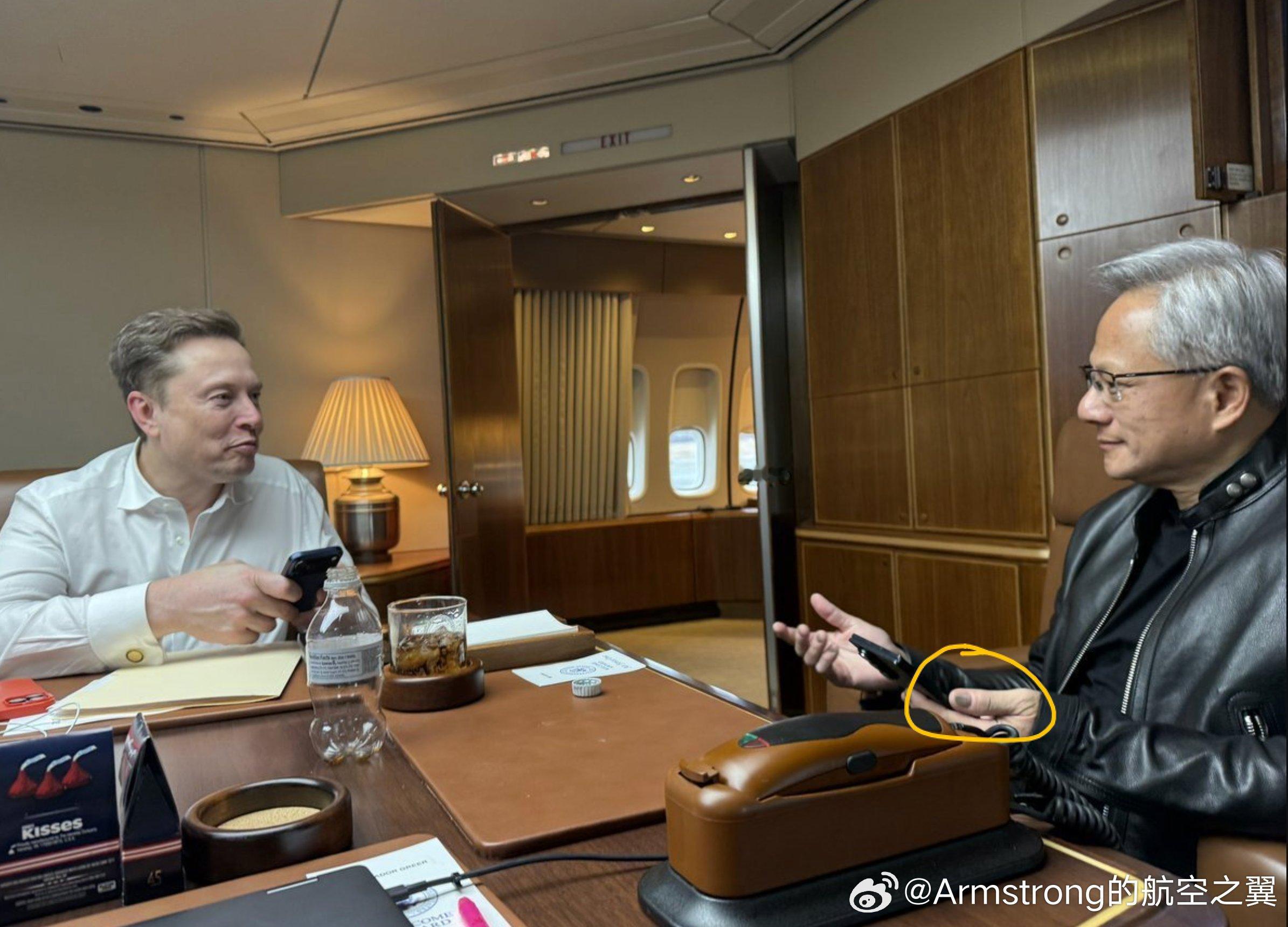 黄仁勋吃指甲（咬指甲）并非虚传，而是他广为人知的标志性下意识习惯。这一动作在心理