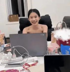 女孩子上班还是穿得休闲正式一点，最好不要穿抹胸，不然...