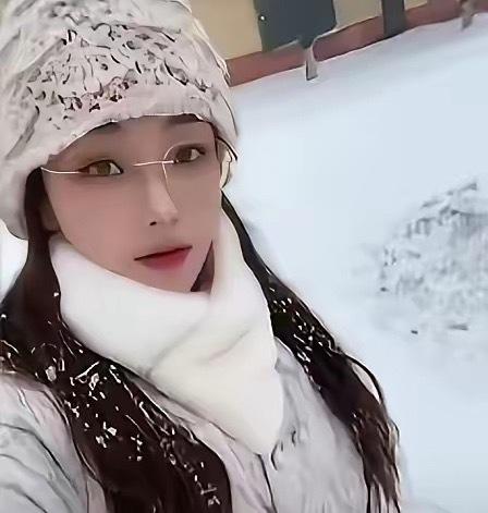 今天看到消息，36岁的女卡车司机王迪在新疆出事了。她是在高泉那边的路段上，车打滑