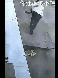 男子这一跤摔得大快人心，看到的无不拍手称快。因为无意间看了狗狗一眼，白衣男子就