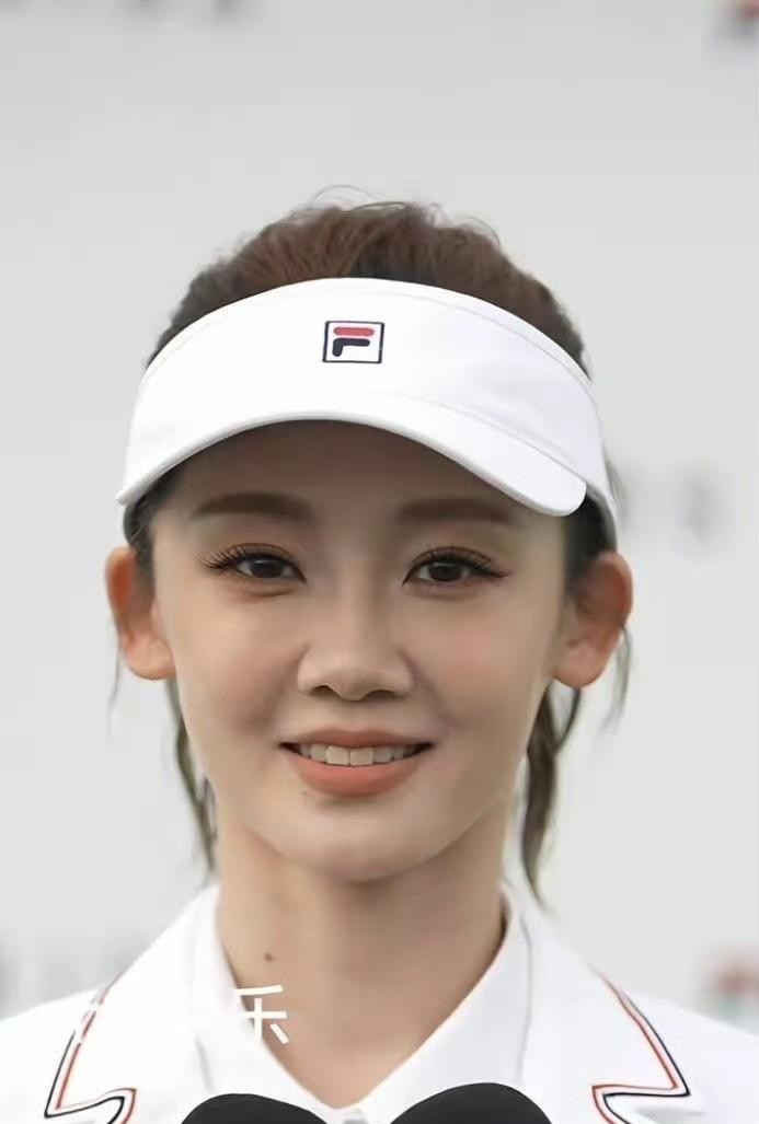 方媛和苗苗聊仨娃妈状态，戳破的是豪门美貌人设和普通人带娃疲惫其实是同一件事。想象下俩人坐沙发上，一个