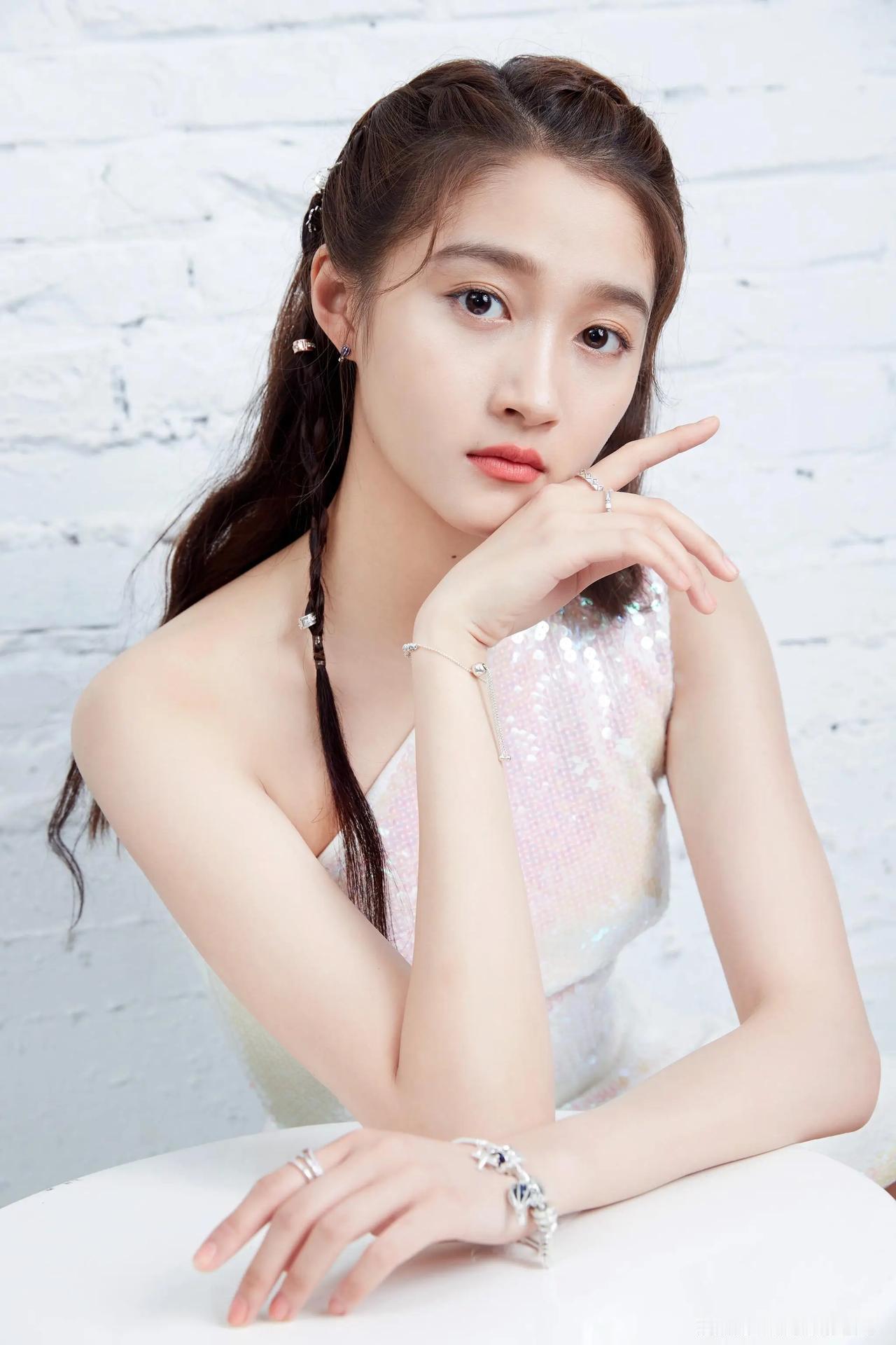 1.关晓彤私下也喜欢热闹，所以会主动攒局，那时候也会跟着鹿晗一起去喝酒，她酒量