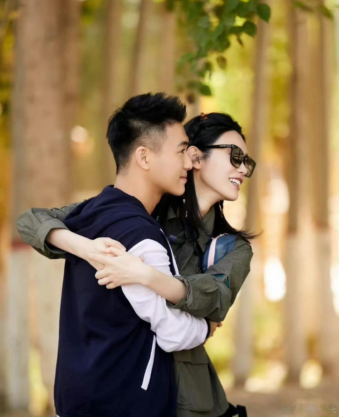 奚梦瑶何猷君挽手逛商场，好甜啊，姐姐完全看不出事两个孩子的妈妈🤩🤩