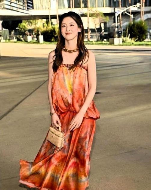 33岁章泽天翻车了？橙红纱裙、副乳抢镜，被嘲比实际年龄老10岁。可你以为她在乎吗