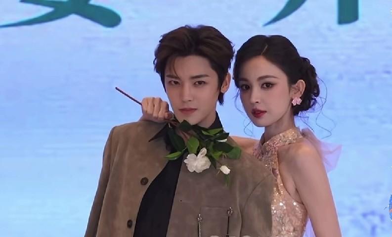 监视器里，古力娜扎反手给了侯明昊一耳光。声音没录进去，但于正后槽牙咬碎的响动，