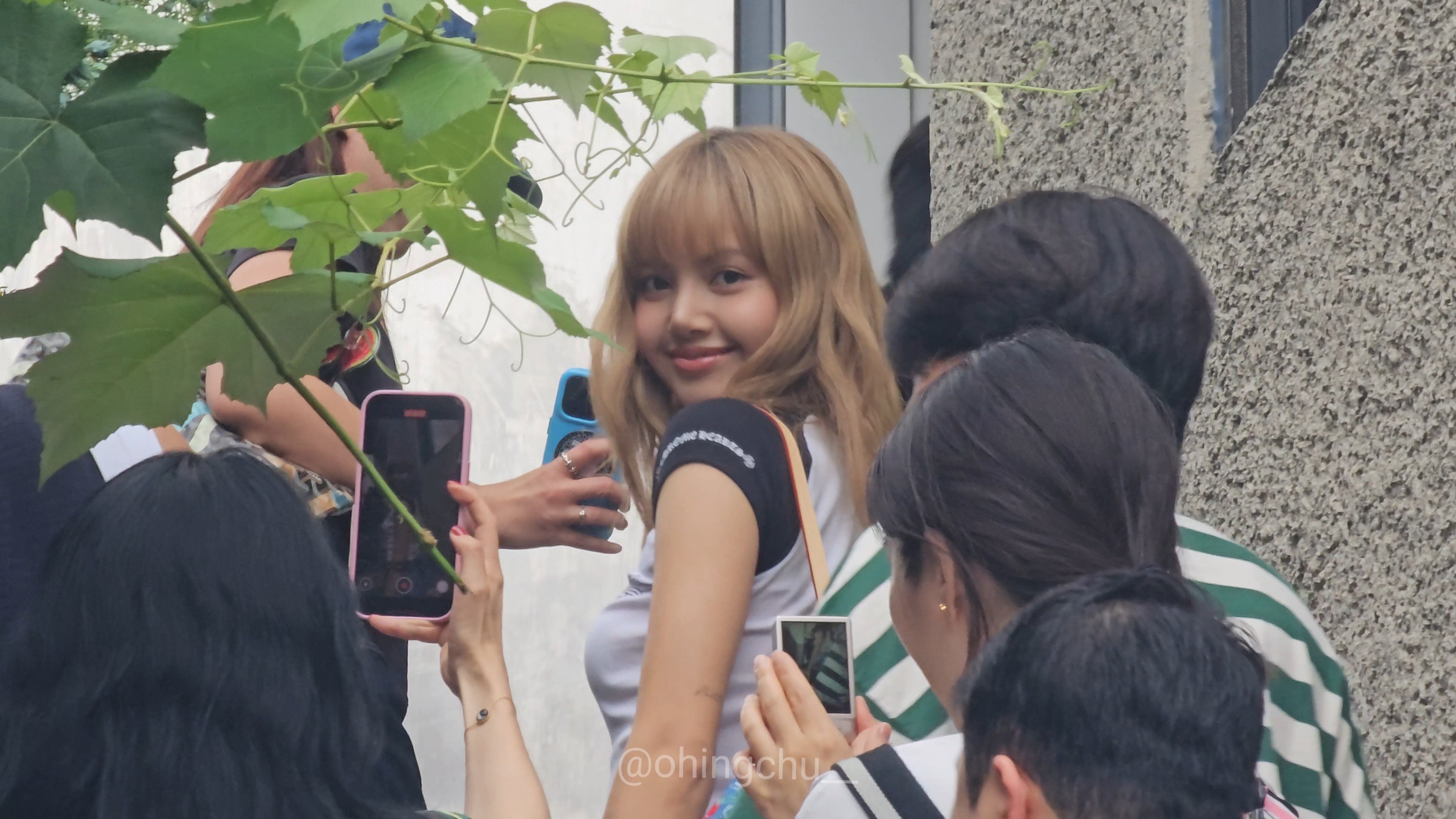 你们都来给我看😭😭这个Lisa怎么嫩成这样啊lisa​​​