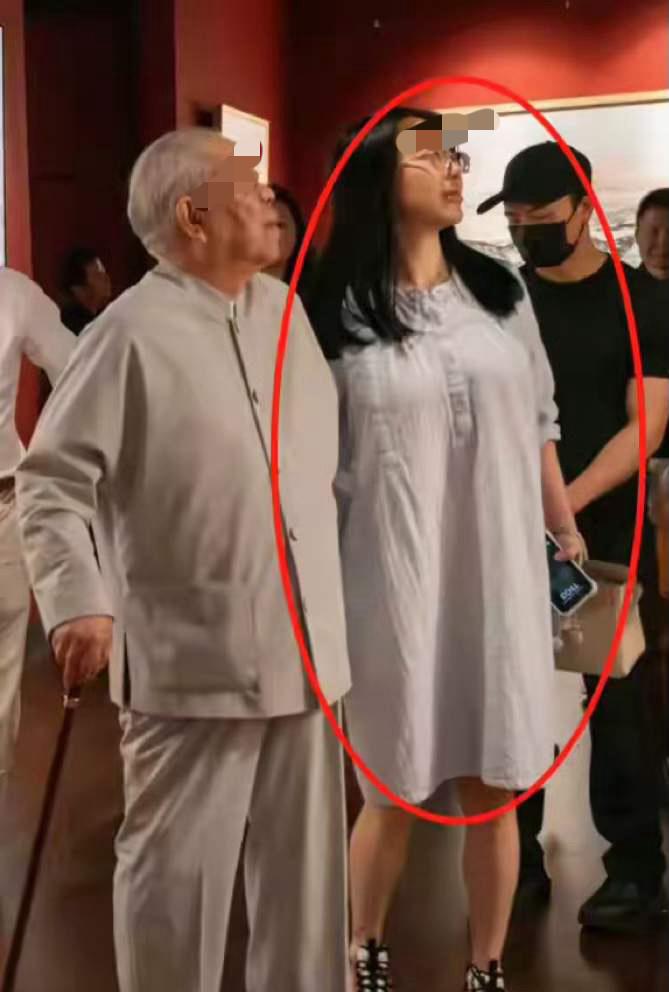 87岁的范曾创造了世界奇迹，现任妻子徐萌37岁，两者相差50岁还能生孩子，这次小