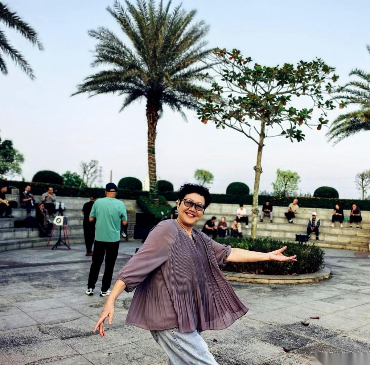 我家缺个男人，但从不缺主心骨。就说这阳台门框，我说要黑的，就必须是黑的。斩钉截