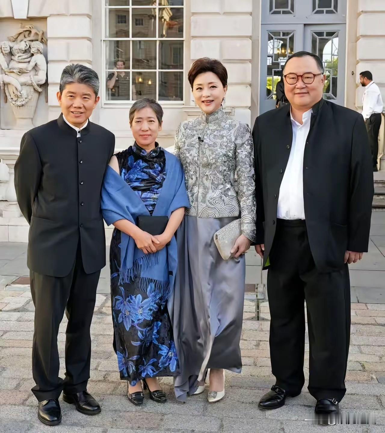 杨澜最新露面了，9月18号她在英国发了条动态，晒出自己在伦敦萨默塞特宫办展的照片