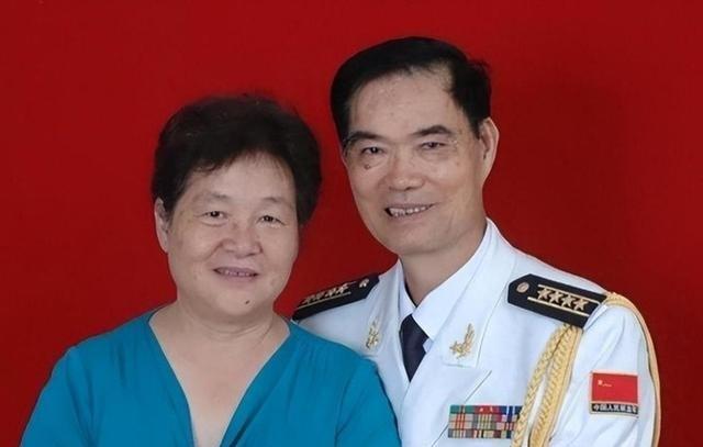 1971年，23岁的女干部李玉枝嫁给了一级伤残战斗英雄，新婚夜，她用布条把自己