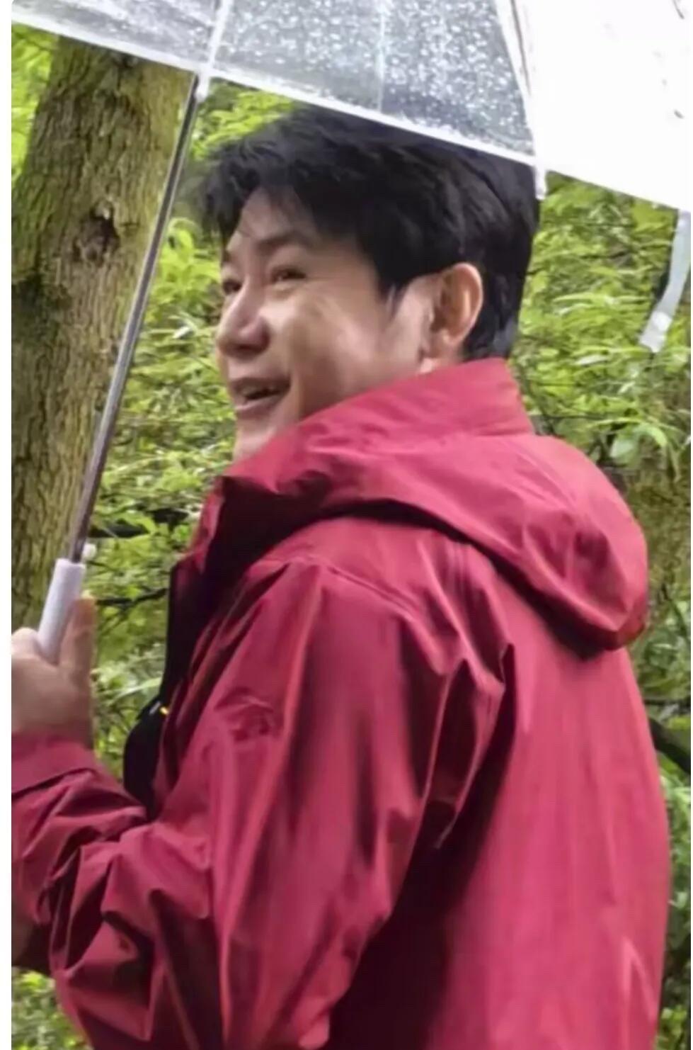 在电视上看到那么帅的陆毅，怎么现实生活中这么普通。他拿着伞站在树下，这个侧颜乍一