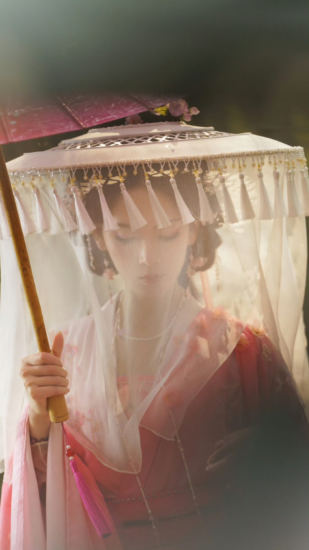 陈瑶红衣头饰陈瑶红衣雪景照陈瑶很适合走恶女这个赛道呀！​​​