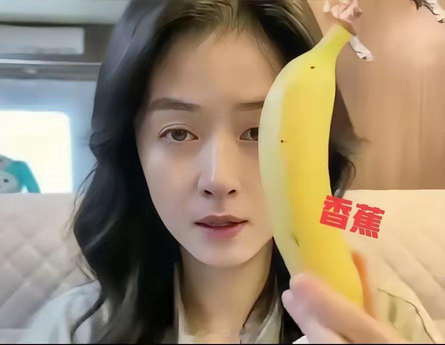 蒋欣给大家展示她的减/脂餐:​香蕉🍌一根，水煮青菜一盒，黄瓜🥒两根，约10