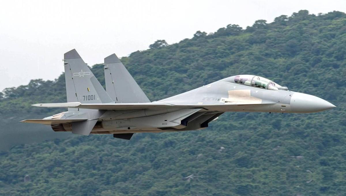 昨天中巴网友捕捉到了一个大场面，整整6架中国歼-16重型战斗机降落在了巴基斯坦。