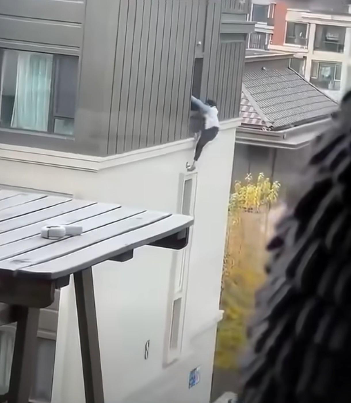 什么情况，梁上君子，为什么爬窗而下，是不是户主发现了。结局不堪，人惊慌失措，掉下