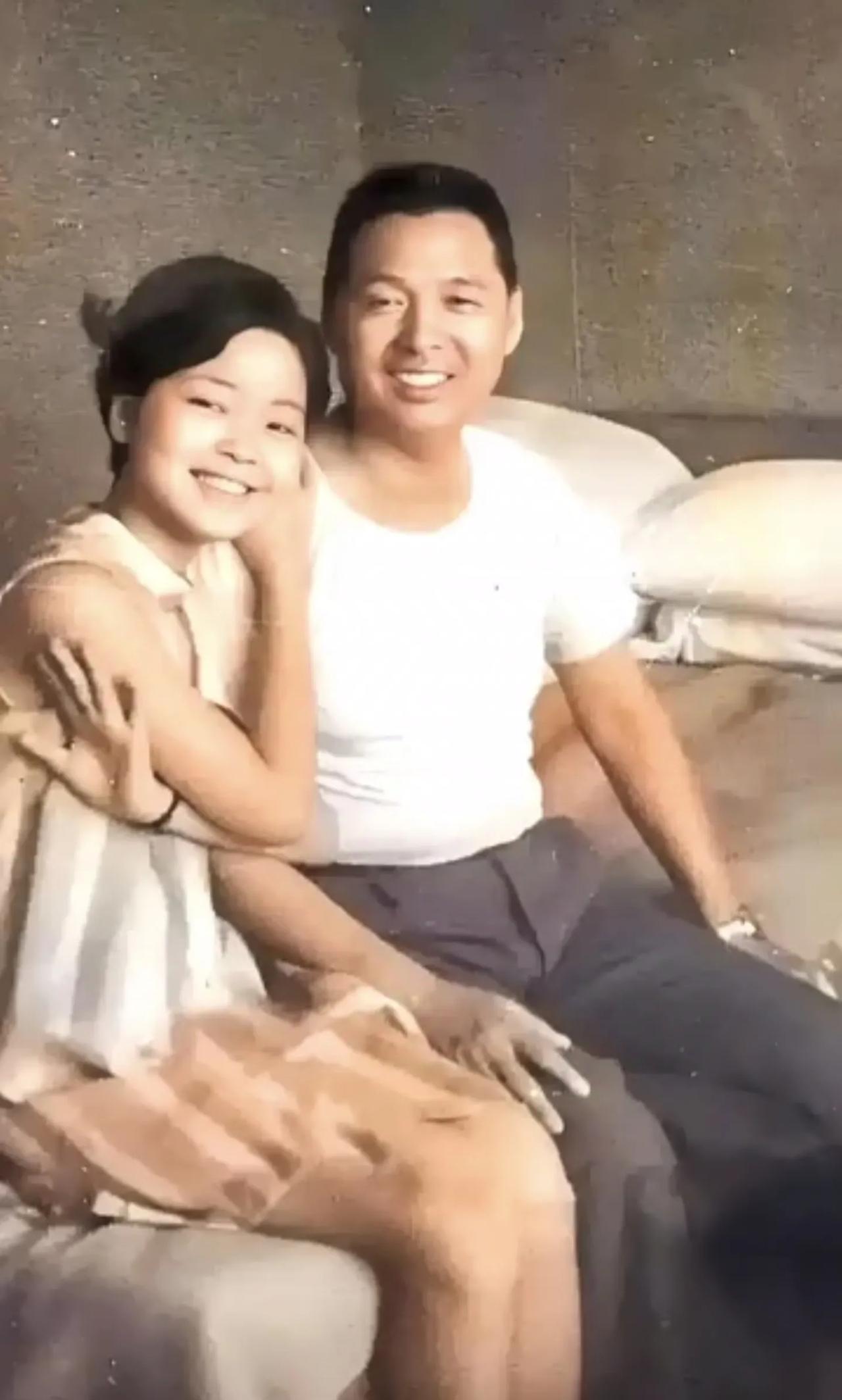 这张珍贵老照片是55年前照的，当时只有17岁的邓丽君依偎在父亲身边，脸上洋溢