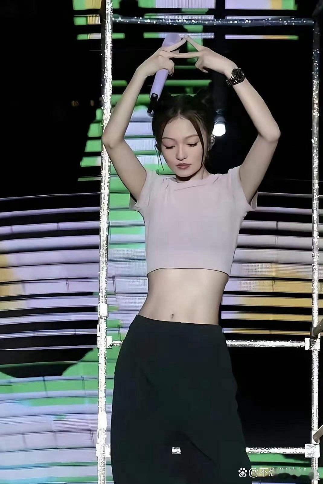 时间给张韶涵带走了啥？这腰臀比太绝！​​​