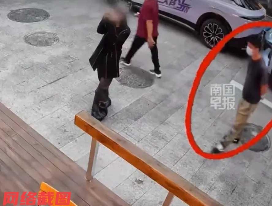 广西南宁有两名女生，选择在一家咖啡馆门前打卡拍照。可是女生没有料到自己的手机