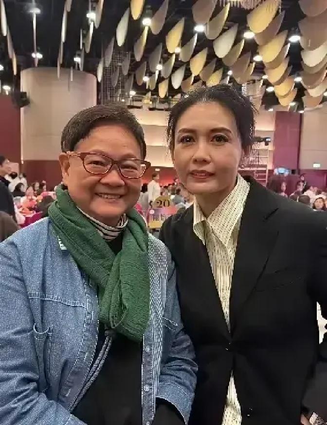 曾志伟73岁生日宴，邱淑贞一露面，全场手机先举起来照片一出，弹幕刷屏“这是邱淑