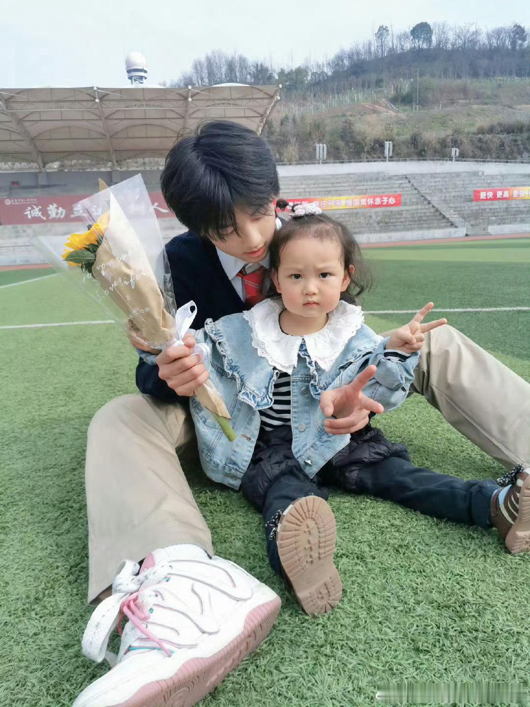 看热搜才知道原来穆祉丞小时候也这么可爱，跟妹妹真的是一袋面粉蒸出来的两个宝宝穆祉