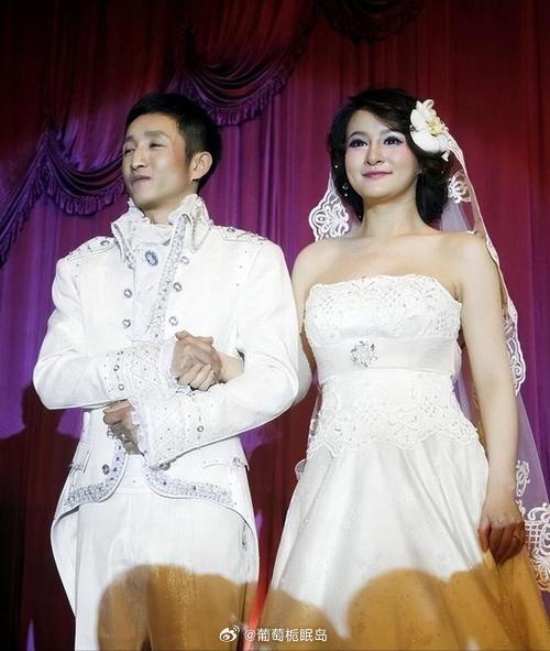 邹市明和冉莹颖的结婚照新郎一副斯文样，新娘气场大他们看起来是互补的样子