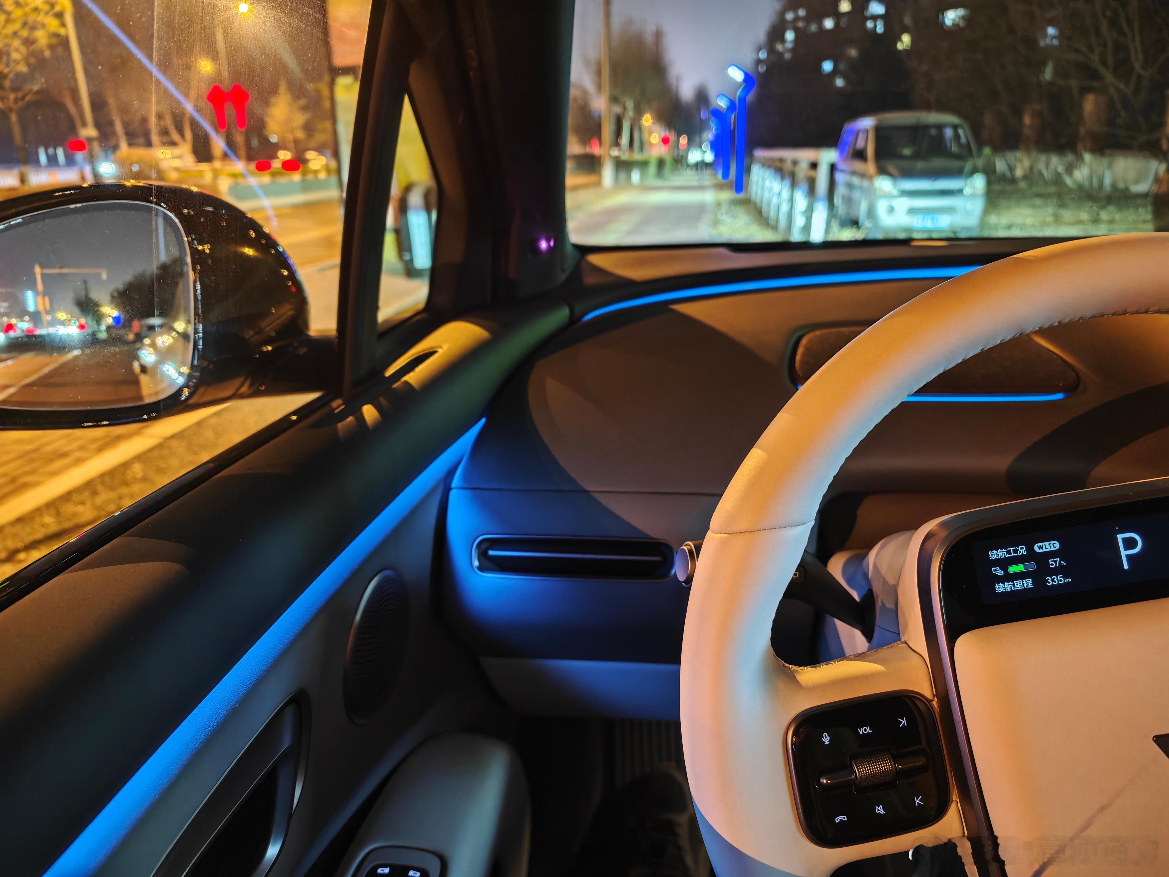 氛围灯虽然就这么一条，质感还是很好的