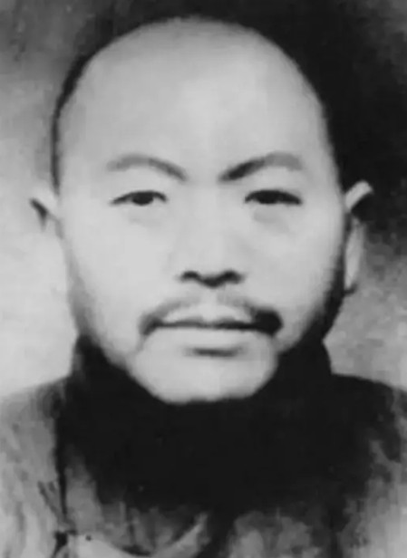 1941年，日本鬼子抓来了20多个年轻的姑娘，在几位姑娘即将被糟蹋时，一名汉奸却