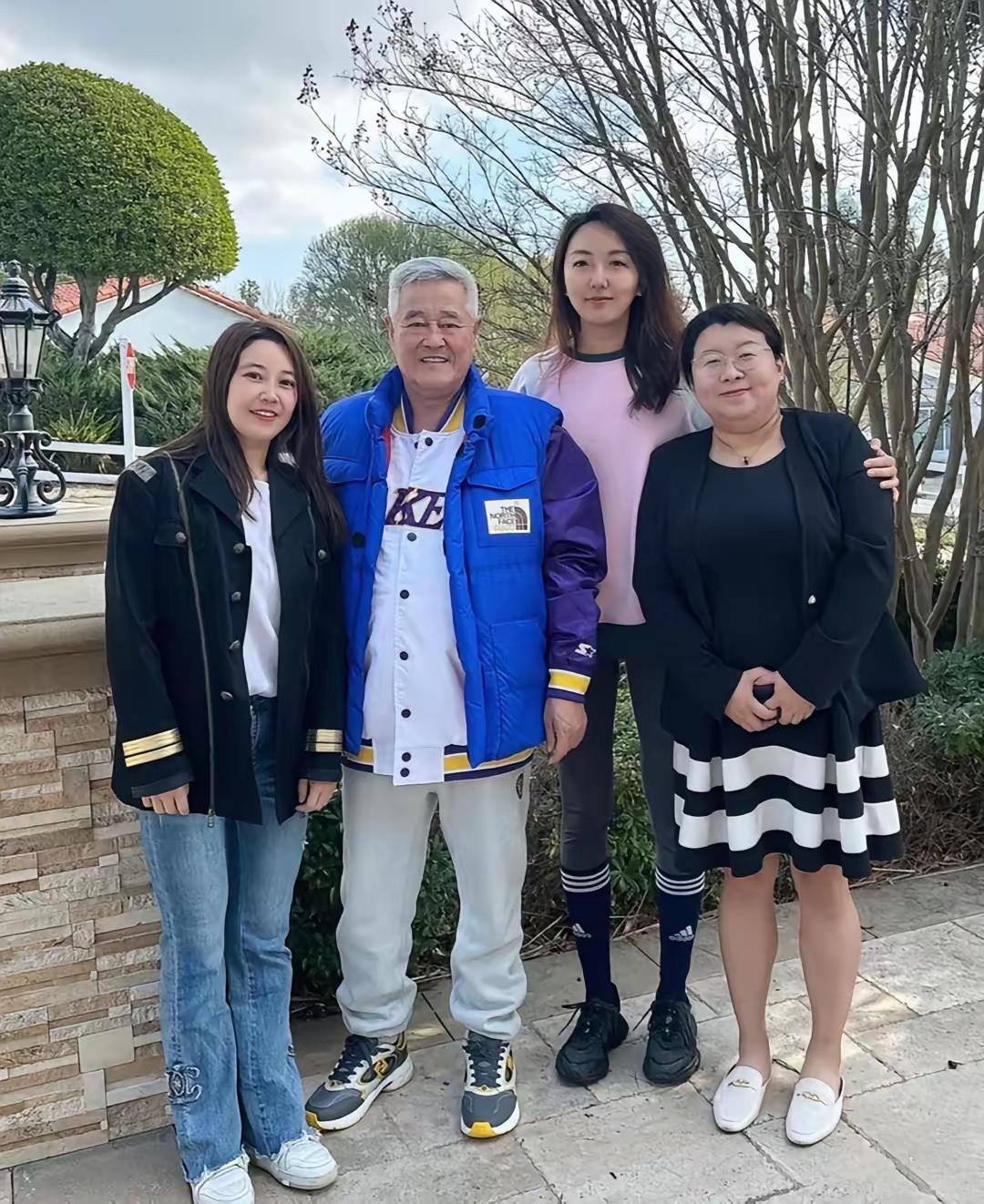 68岁赵本山在美国加州被偶遇，他穿了一身名牌衣服，白发苍苍，虽然外表苍老了好多，