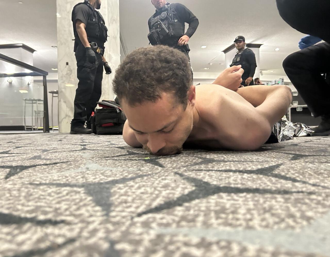 枪手被捕的画面公开了，这是川普自己在社媒发的。现在有几个问题需要厘清：1