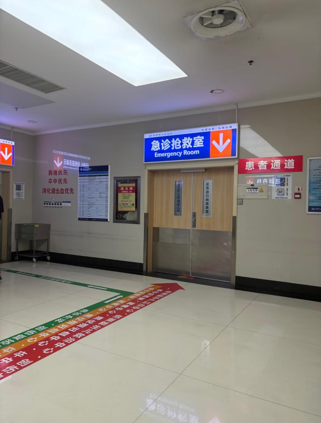 现在的年轻人都怎么了?身体还不如老年人耐抗!昨晚11点小区里来了辆救护车把五