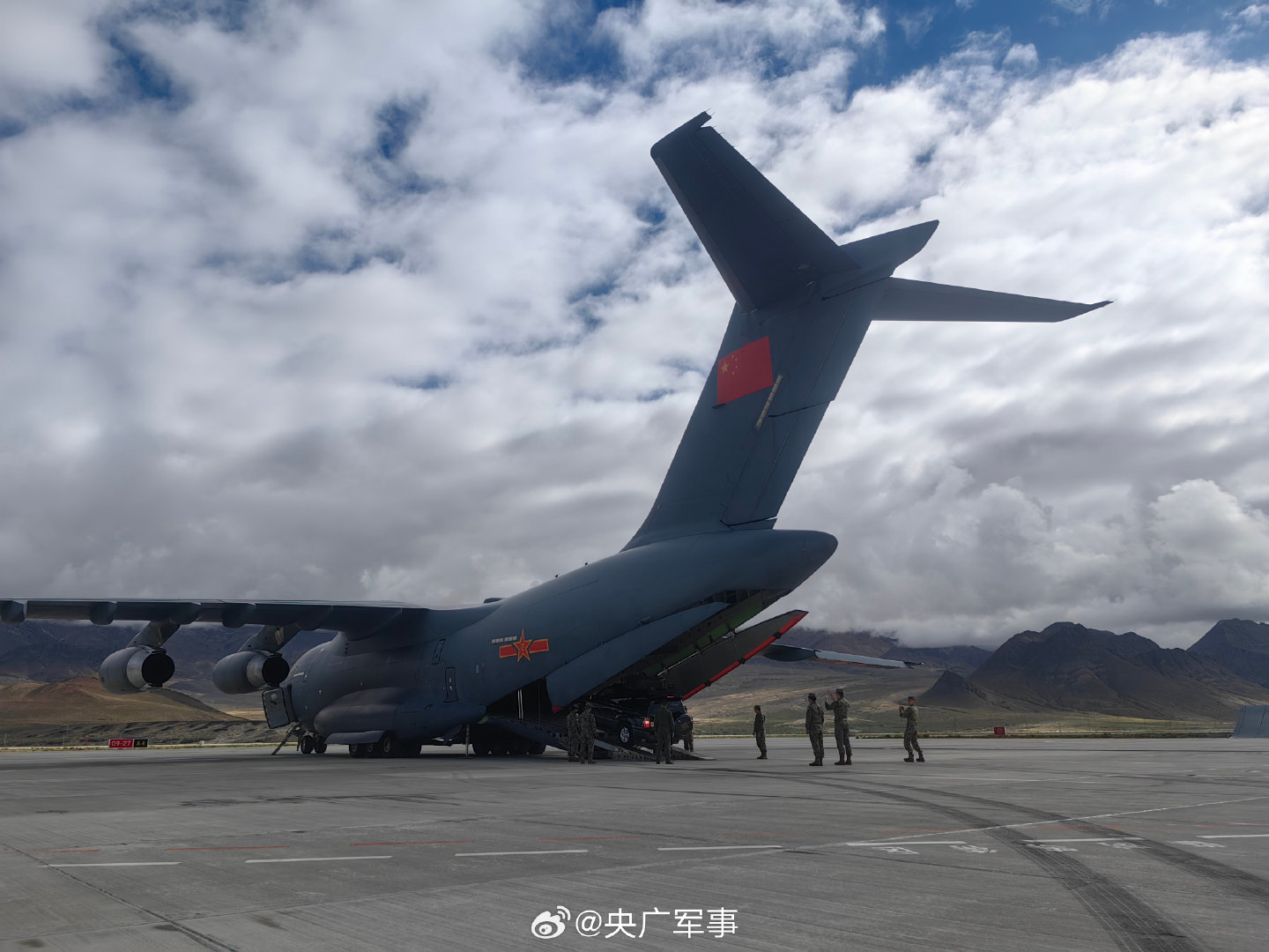 【#运20着陆西藏某高原机场#】26日，因尼泊尔一侧发生泥石流灾害，造成西藏日喀则市吉隆县吉隆口岸重