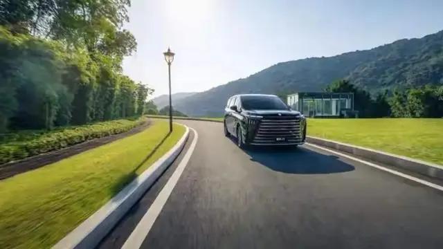 其实买车最怕的就是后期养护贵，星海V9提供八年或十六万公里的质保，电池组还有终身