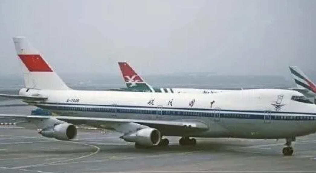 “就你也配劫机？”愤怒的机长一脚将劫机犯踹下飞机，这一脚直接导致劫机犯半身不遂，