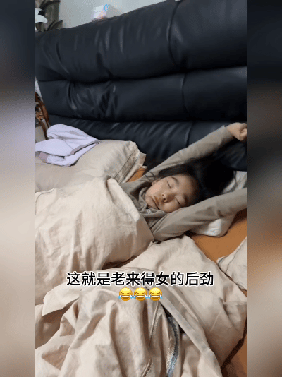 57岁当爹，比中彩票还疯！你瞅瞅老李那股劲儿——前阵子还跟小区大爷们拍胸脯