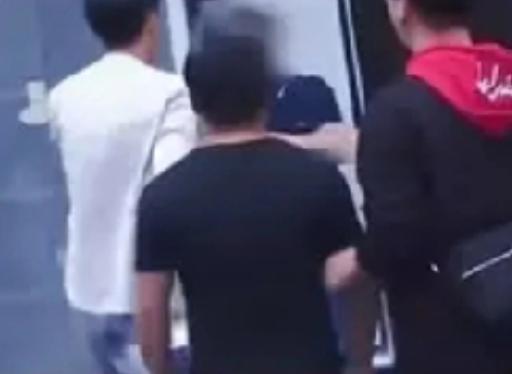 男子付完十四万购车款，满心欢喜的将二手轿车开回了家，不料洗车时却发现后备箱锁扣不