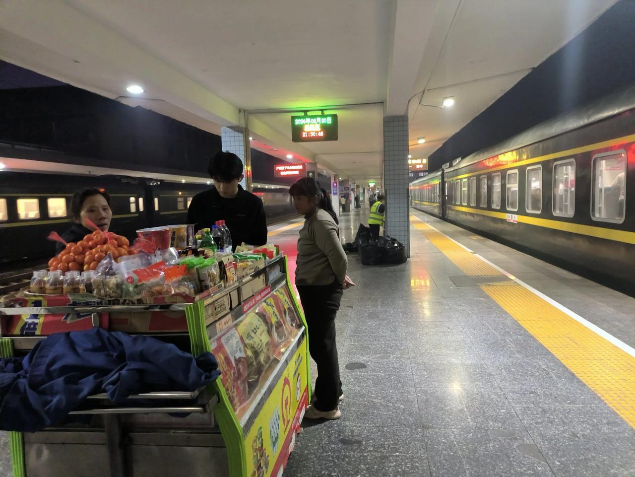 这又是哪个站台，鸭腿10块1个，泡面8块1桶，饮料5.5块1瓶，酱鸭50块一包，