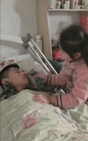 父亲病床前的小女孩一席话 感动流泪