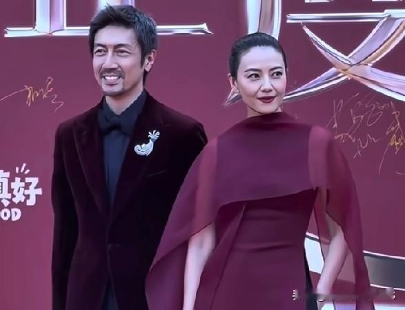 高圆圆现在真是美到了骨子里！46岁的她，笑起来法令纹清晰可见，可那份温婉优雅的气