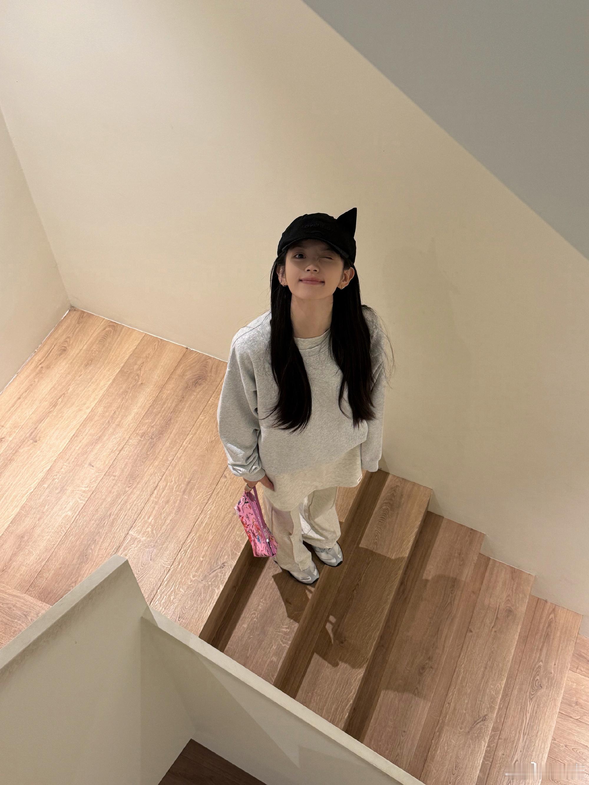 田曦薇hi6下班饭撒你好星期六好六街限定甜妹下班！田曦薇对着粉丝挥手比心，甜度