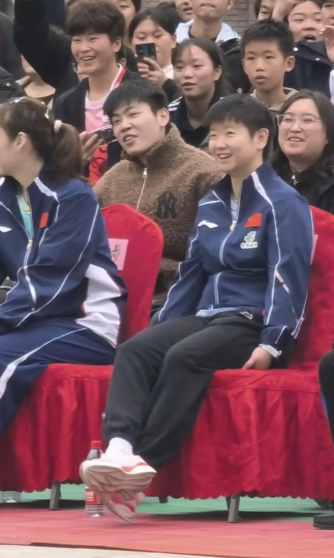 又看到了莎莎开心的笑容，活泼可爱的身影，又回到了以前的那个莎莎，阳光明媚，自信向