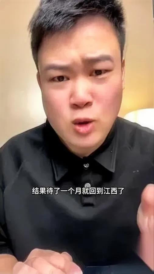 叶妈回国了，一个人。儿子没跟。飞机落地那刻她还在回头，空通道像咧开的嘴，