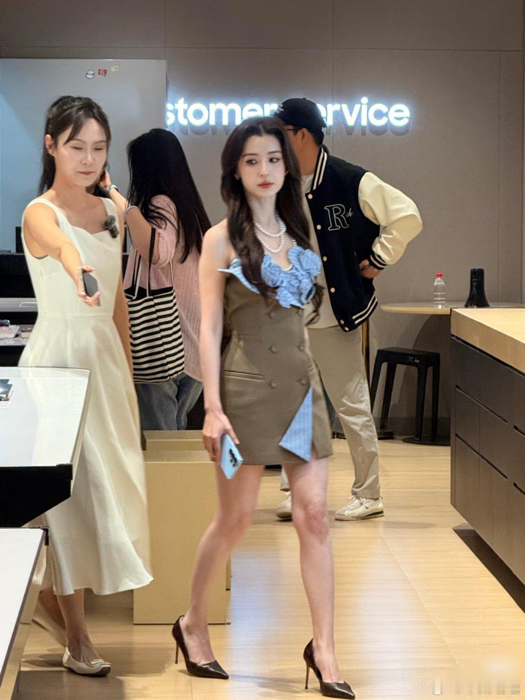 脸和身高不符的哈尼克孜，看脸以为是大高个，今天才知道她163