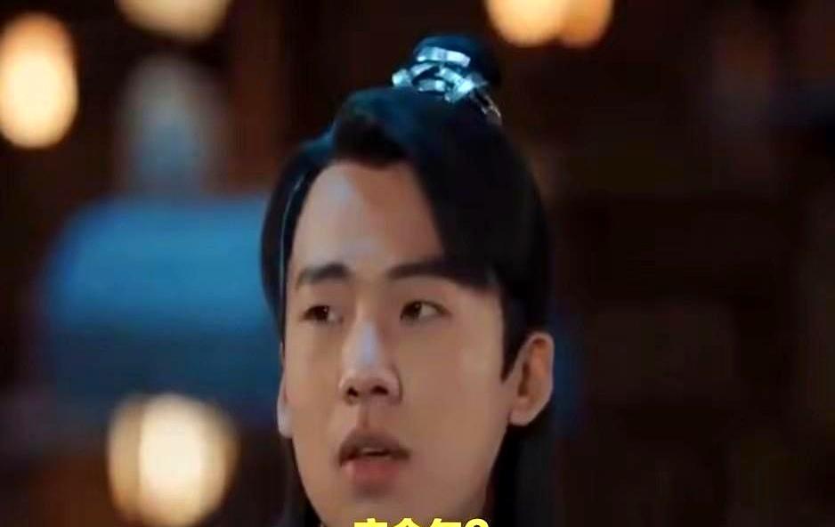 三年才等到这一拍桌子张若昀真急了。片场一声闷响，剧本砸桌，全组安