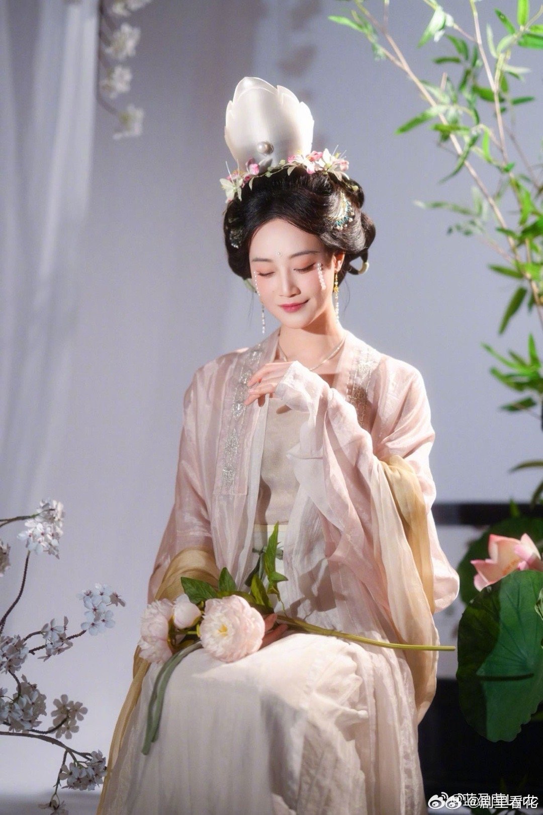 蓝盈莹宋式泪妆被这宋式泪妆勾住了！珍珠像凝结的月光，她的眉眼既有江南女子的婉，又