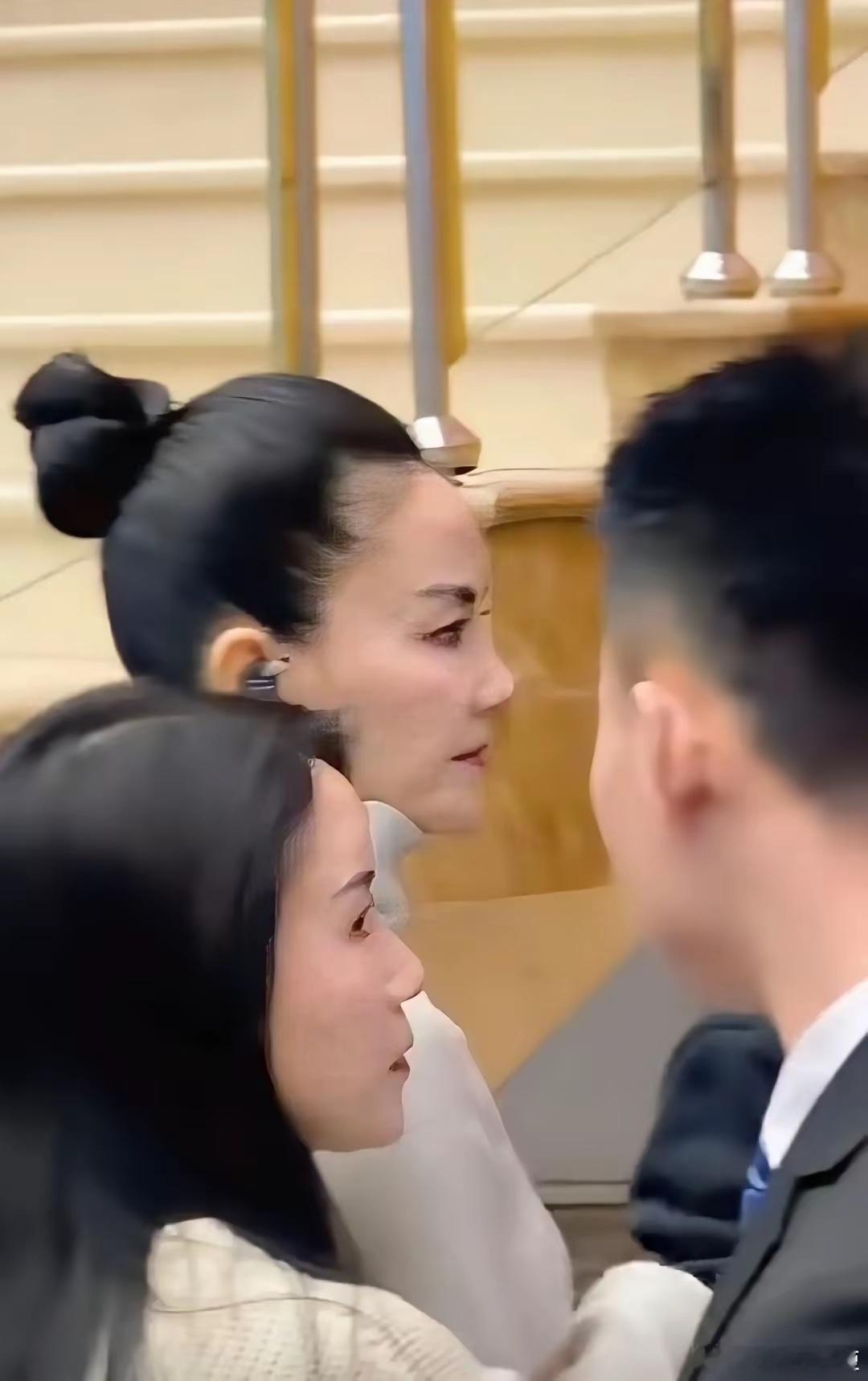 王菲春晚下播后，匆匆赶回家过年了，就是不知道她去陪谢霆锋、还是窦靖童！李嫣在国外